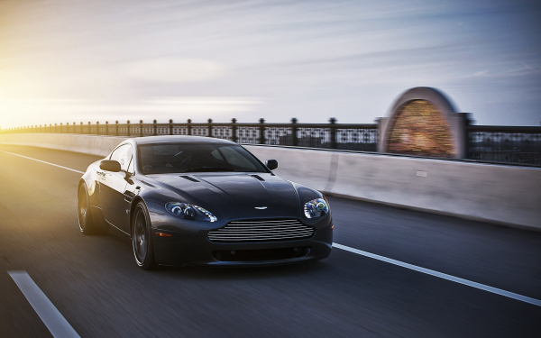 清晰黑色的aston-martin阿斯頓馬丁跑車