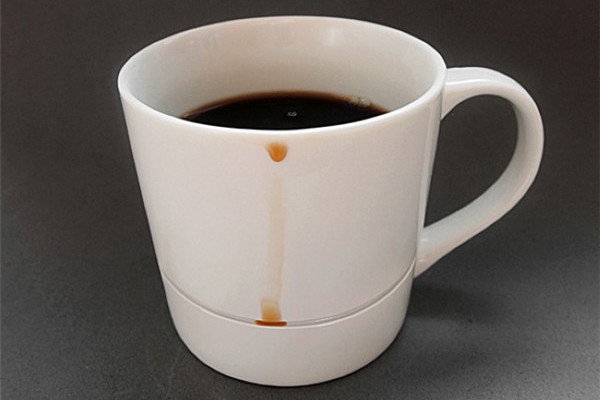 保護桌面的咖啡杯